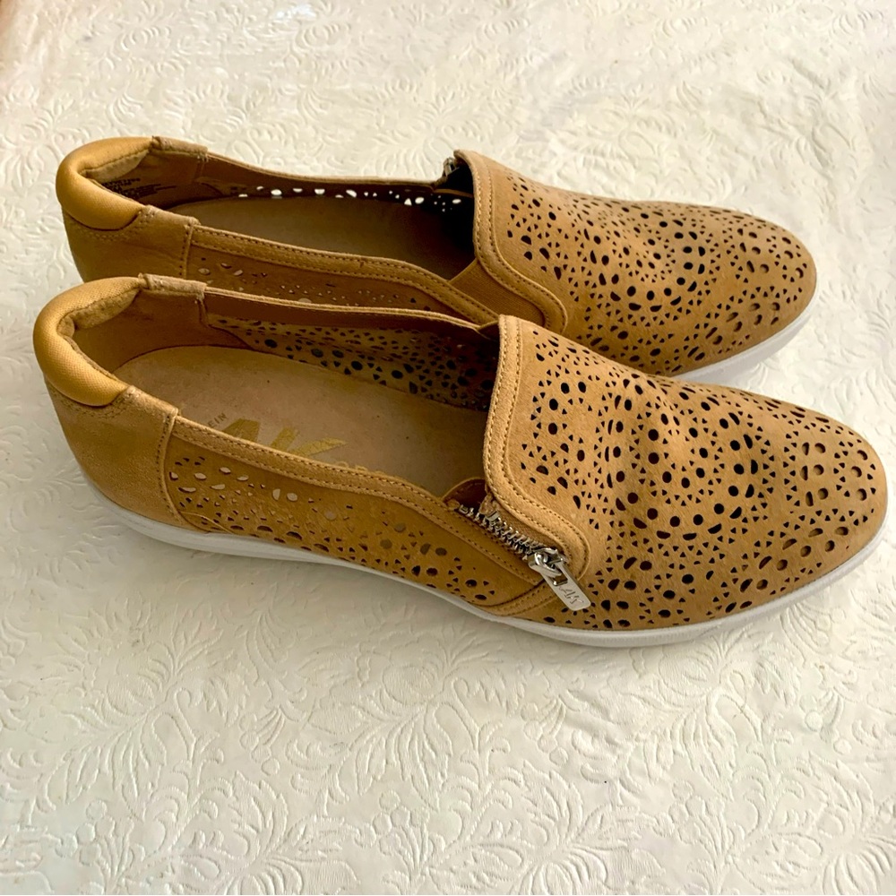 Anne Klein sport size 8 1/2 suede